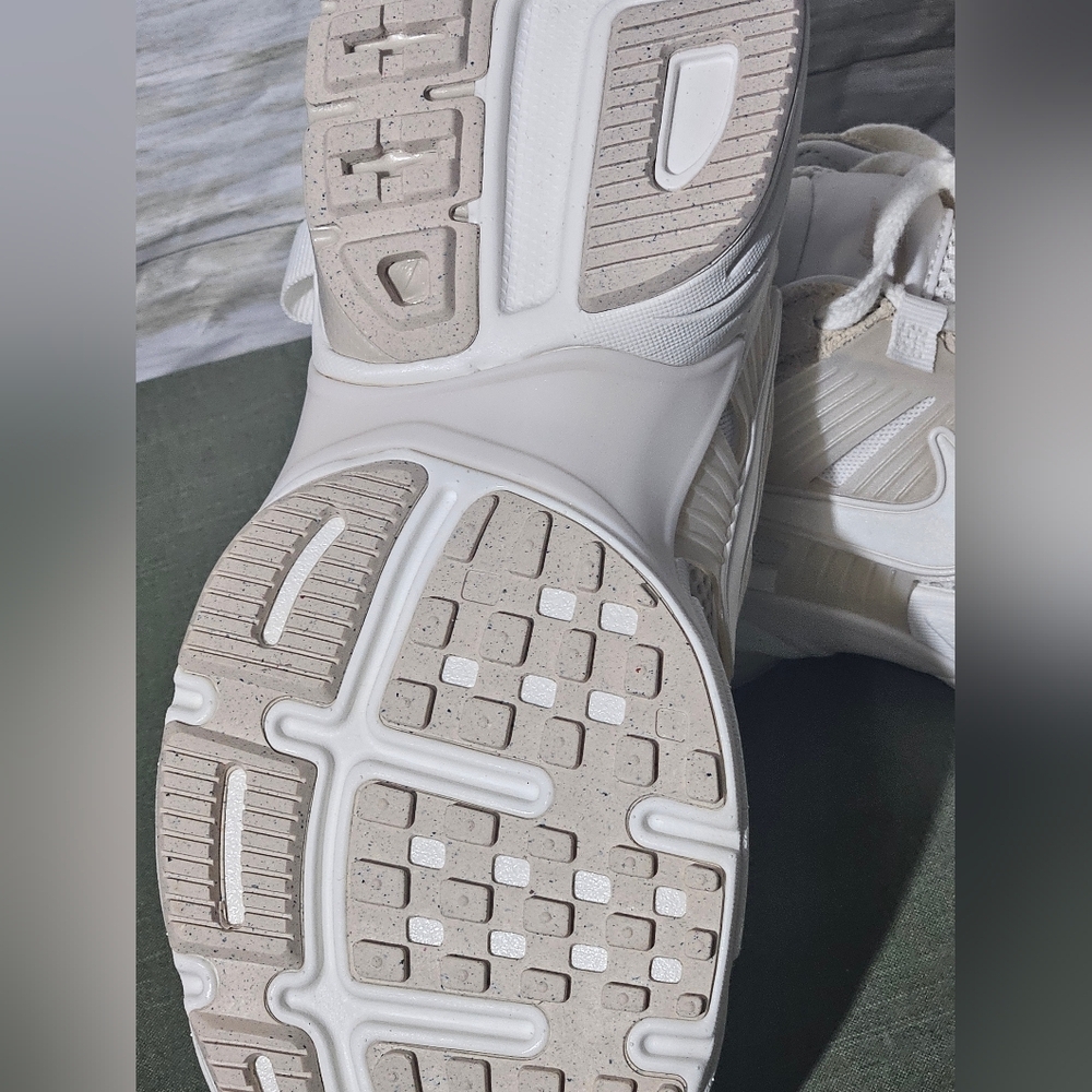 Nike Women's Cream and White Sneakers Size 9.5 - Picture 10 of 11